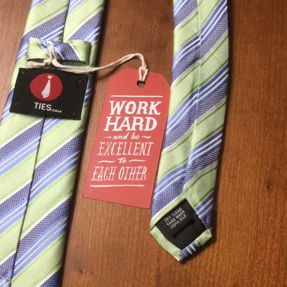 Green Silk Men’s Necktie - Picture 3 of 4